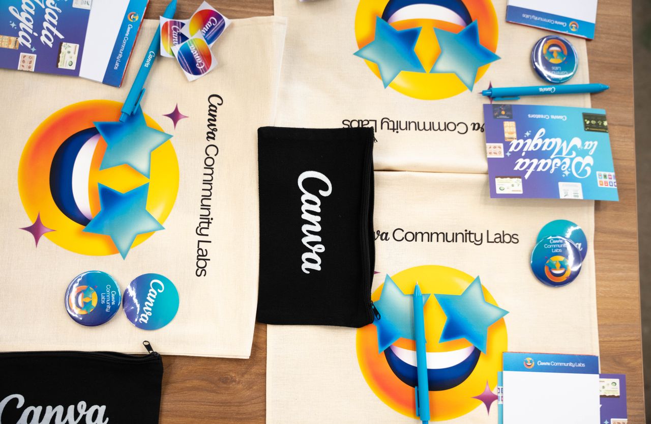 Vue à plat d'articles de la communauté Canva Labs avec des motifs et éléments de marque colorés.